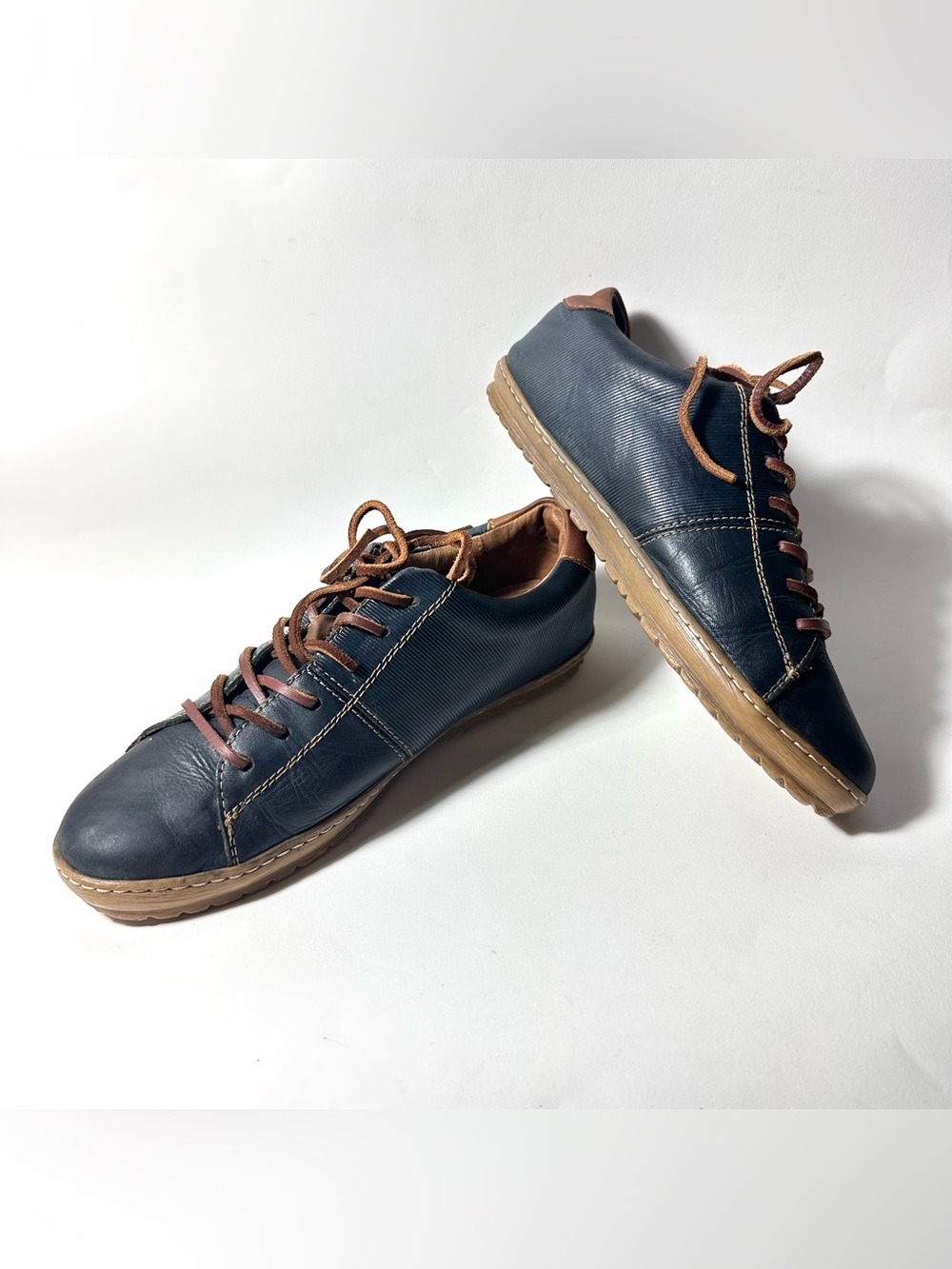 Shoes - Picture 5 of 16